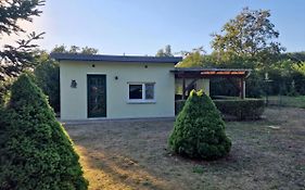 Gemütlicher Bungalow in Canow mit Terrasse, Hof und Seenähe